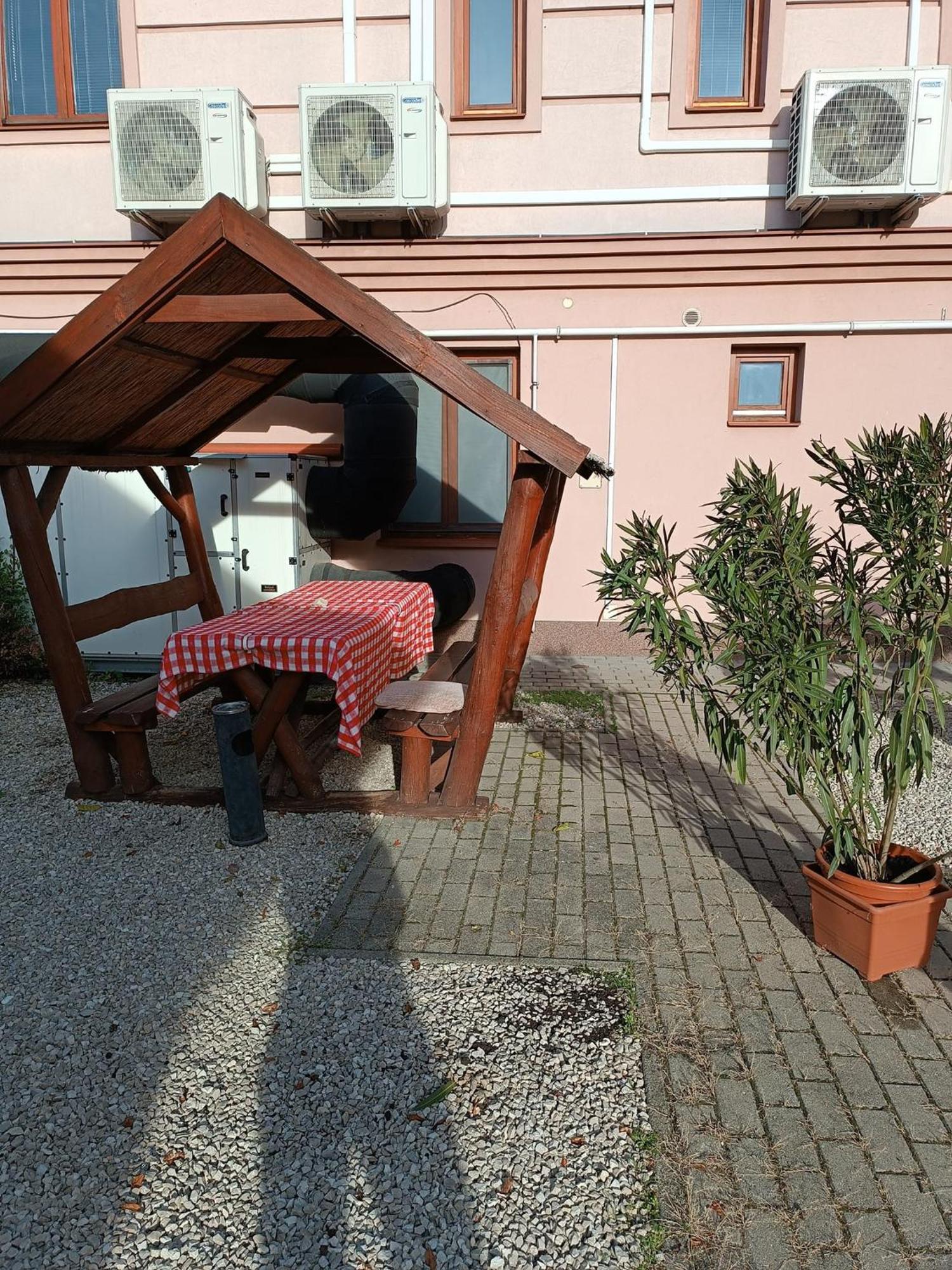 Malom Panzio Bed & Breakfast Kiskunfelegyhaza Luaran gambar